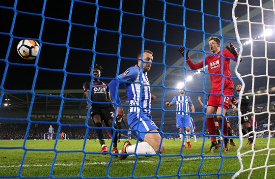 Útoník Brightonu Glenn Murray stílí vítzný gól v utkání tetího kola FA Cupu...