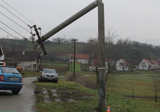 idi v eji na Nový rok nezvládl prjezd zatákou a narazil do sloupu, který...