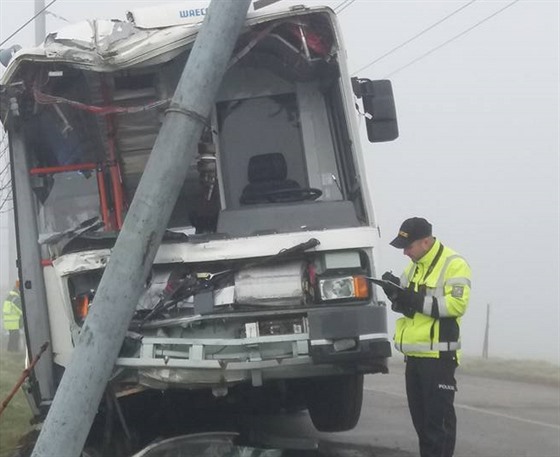 Trolejbus mezi lapanicemi a Brnem narazil do sloupu, idie museli vyprostit...