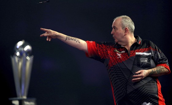 Legendární Anglian Phil Taylor bhem svého posledního finále na mistrovství...