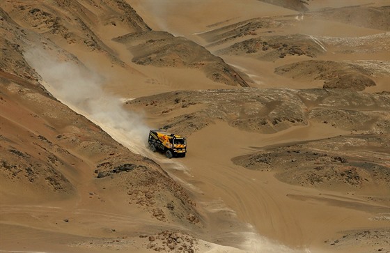 Martin Macík a jeho Liaz ve druhé etapě Rallye Dakar.