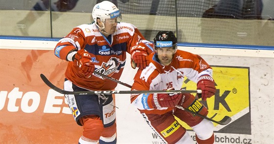 Zbynk Irgl (vpravo) oívá ve druhé lajn hokejové Olomouce.