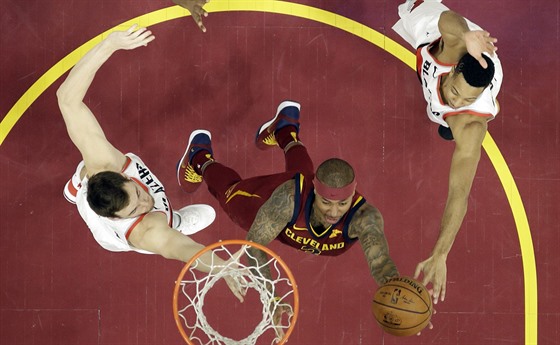 Isaiah Thomas (v tmavém) z Clevelandu zakonuje na ko Portlandu proti Patu...