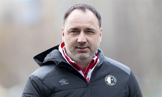 Jindřich Trpišovský vede trénink fotbalové Slavie.