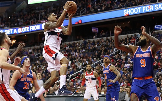 Bradley Beal (u míe) z Washingtonu najídí do koe New Yorku, sleduje ho...