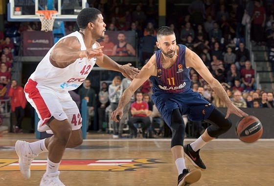 Juan Carlos Navarro (vpravo) z Barcelony v souboji s Kylem Hinesem z CSKA...