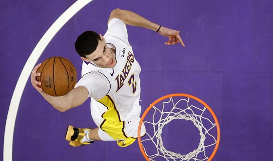 Lonzo Ball z LA Lakers smeuje proti Atlant.