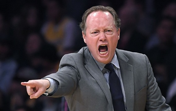 Mike Budenholzer usmruje basketbal&#239;sty Atlanty.