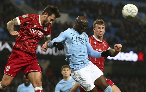 Marlon Pack (vlevo) z Bristolu v souboji s Eliaquimem Mangalou Manchester City.