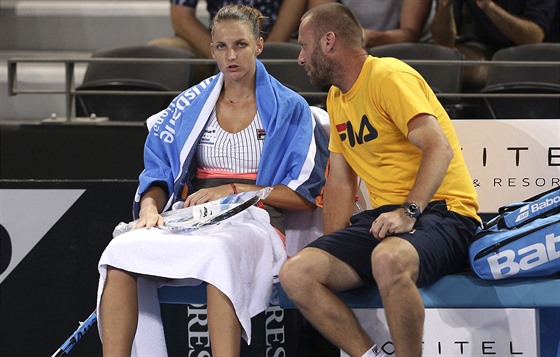 Trenér Tomáš Krupa hovoří s Karolínou Plíškovou na turnaji v Brisbane.