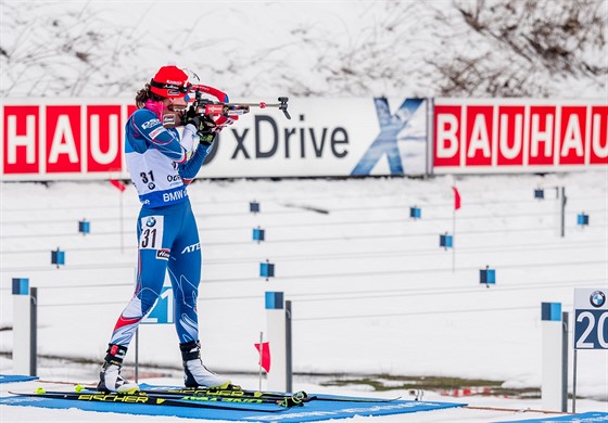 esk biatlonistka Veronika Vtkov bhem stelby ve sprintu v Oberhofu