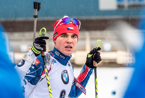 eský biatlonista Michal Krmá bhem nástelu ped sprintem v Oberhofu