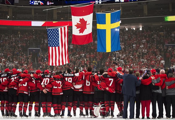 Kanadští hokejisté do 20 let zpívají hymnu po vítězném finále na mistrovství...
