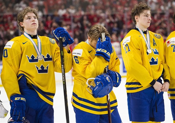 TO BOLÍ. Švédští hokejoví junioři po prohraném finále na mistrovství světa