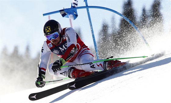 Rakouský ly�a� Marcel Hirscher na trati ob�ího slalomu v Adelbodenu