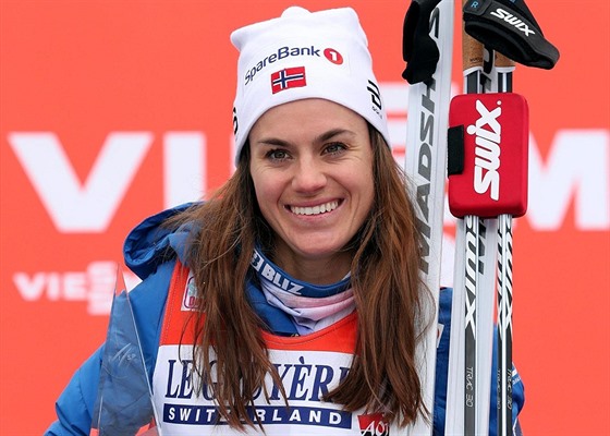 Norská bkyn na lyích Heidi Wengová slaví triumf na Tour de Ski.