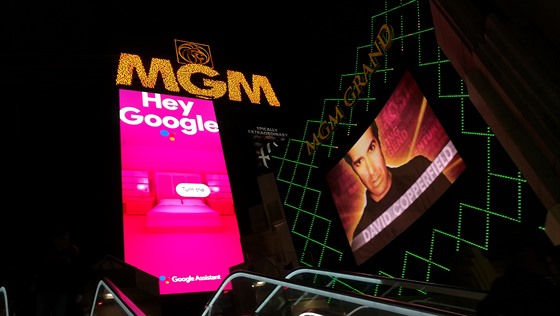Google Assistant byl v Las Vegas letos doslova vude. A brzy prý bude i ve vaí kuchyni. (Na snímku poutae na hotelu MGM Grand na slavném Stripu)byl