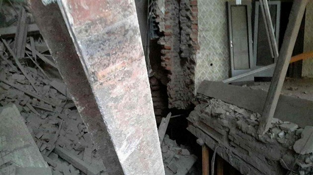 V bývalém mariánskolázeském hotelu Kavkaz se zítila ást stropu.