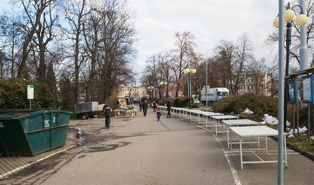 NYNÍ. U vstupu z ulice Gahurova, tedy od mrakodrapu, vznikne zázemí pro trhovce.