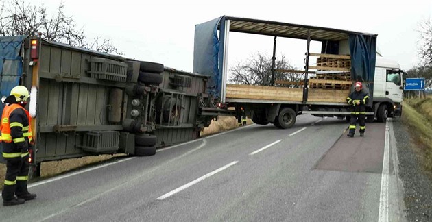 Silný poryv vtru odfouknul návs kamionu u Bukoviny na Pelousku.