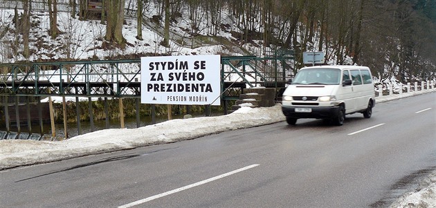 Cedule proti Miloi Zemanovi v Horním Marov u silnice do Pece pod Snkou.