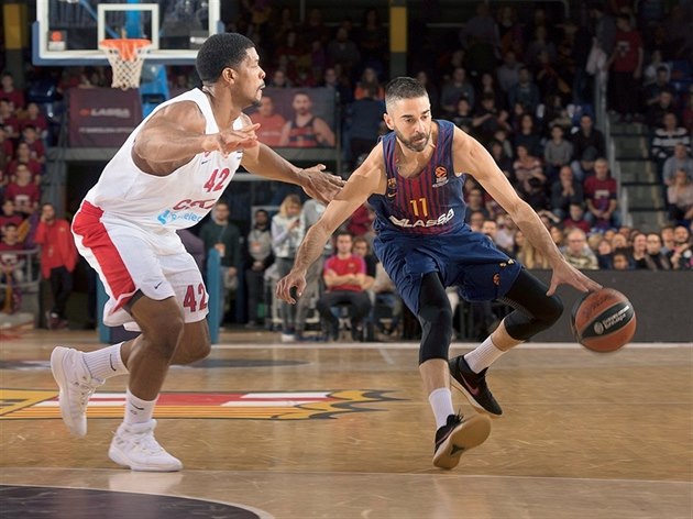 Juan Carlos Navarro (vpravo) z Barcelony v souboji s Kylem Hinesem z CSKA...