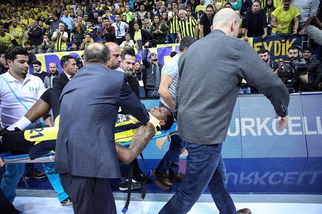 James Nunnally z Fenerbahce se po pádu duelu s Baskonií ocitl v pé�i...