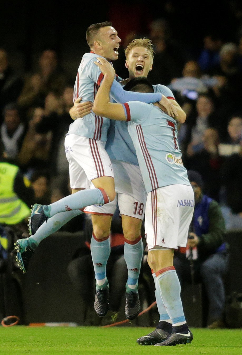Iago Aspas (vlevo) oslavuje s Danielem Wassem a Maxim Gomezem gól Celty Vigo.
