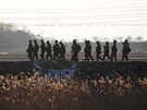 Jihokorejtí vojáci na hranicích s KLDR (3. ledna 2018)