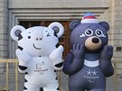 Dti sedí na lavice v Soulu vedle maskot zimních olympijských her v...
