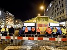 Policisté a záchranái dohlíejí na silvestrovské oslavy 31. prosince na...