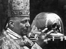 Kardinál Josef Beran s lebkou sv. Vojtcha.