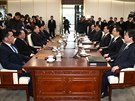 Na linii pímí oddlující oba korejské státy se koná první pímé jednání mezi...