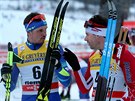 Vítz bhu na lyích na 15 km na Tour de Ski Alexej Poltoranin (vlevo)...
