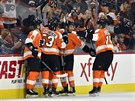 Hri Philadelphia Flyers oslavuj branku a premirov bod v NHL Tyrella...