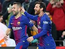 Fotbalisté Barcelony Lionel Messi (vpravo) a Jordi Alba slaví gól do sít...