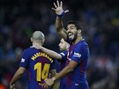 Luis Suárez z Barcelony (v popedí) se raduje z branky v utkání panlské ligy...