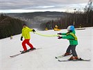 Sobotní odpoledne si na acberku uívá mnoho desítek lya a snowboardist,...