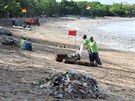 Pláe letoviska Kuta zaplavil plastový odpad (15. prosince 2017)