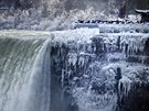 Kvli mrazm z velké ásti zamrzly i Niagarské vodopády (leden 2018)