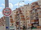 Dopravní znaka ped ortodoxní tvrtí v Bejt eme upozoruje na zákaz vjezdu o...