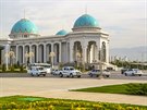 Auta u paláce Ruhyýet v turkmenském Ašchabadu