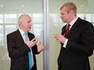 Politik a diplomat Pavel Fischer (vlevo) hovoí s éfredaktorem Jaroslavem...