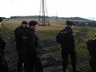Policisté prohledávají kousek po kousku irí okolí zahradní osady u Stíovic...
