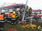 Trolejbus mezi Šlapanicemi a Brnem narazil do sloupu, řidiče museli vyprostit...