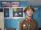 Severokorejsk� voj�k na hranici s Ji�n� Koreou v Pchanmund�omu, uvnit�...