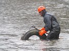 Zamstnanci Povodí Moravy vytahují z Brnnské pehrady asi 250 pneumatik, který...