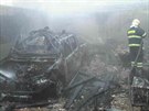Snímek z požáru velké garáže u rodinného domku v Kosově na Šumpersku. Oheň...