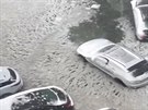 Ledová voda odnáí v Bostonu zaparkovaná auta jako sirky