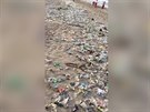 Pláe na jihu Bali zaplavil plastový odpad